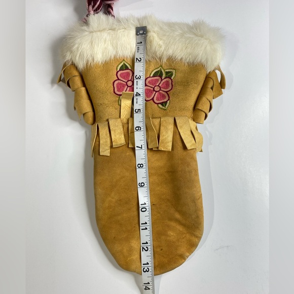 MOOSEHIDE/FUR EMBROIDERED FLOWER MITTENS MADE IN THE CREE NATION OF MISTISSINI! - Picture 13 of 15